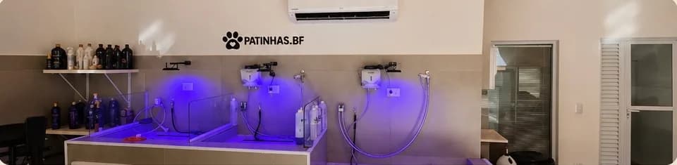 Sala de banho com luz azul de cromoterapia